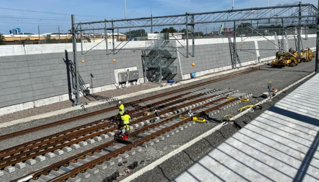 Dubbelspår läggs i norra tråget bredvid plattformen. Foto: Foto: Implenia Sverige AB
