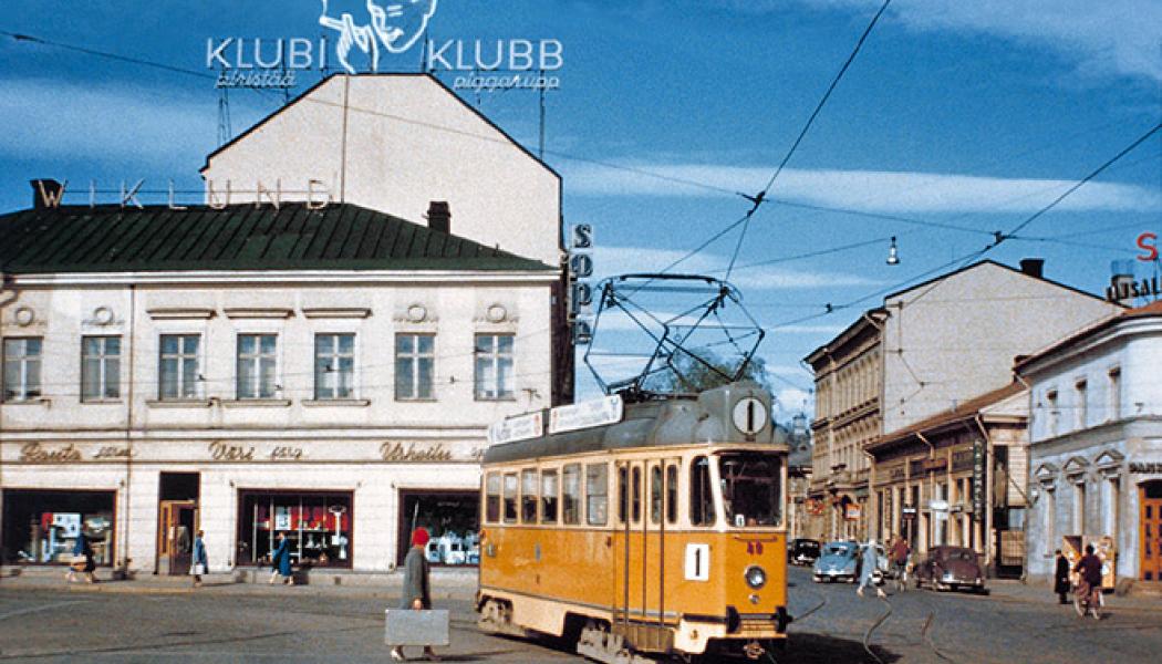 Spårvagn på Salutorget i Åbo 1959. Spårvagn nummer 49 av typen Valmet RM 2 trafikerade linje 1 när den år 1959 fotograferades vid Salutorget i Åbo. På bilden svänger vagnen i sydostlig riktning från Köpmansgatan in på Eriksgatan. Spårvägen lades ner 1972 och bussarna fick ta över transporterna. Foto: Okänd – stadinratikat.fi vid Wikipedia Common Lic.