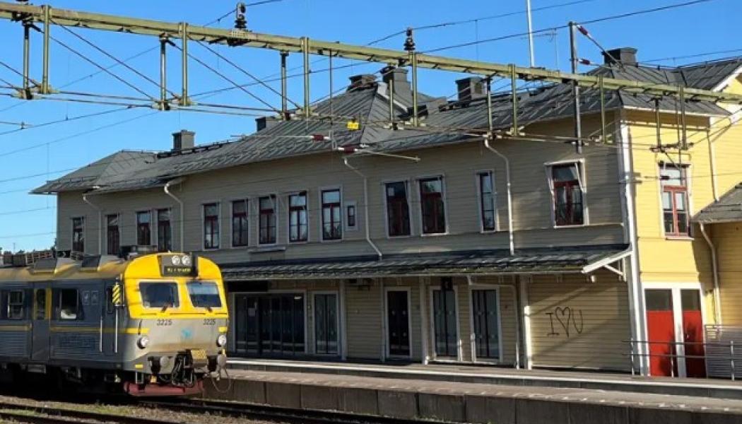 Perrongerna behöver vara längre och bredare samt utökas med ytterligare en perrong på ön Sanden. Foto: Trafikverket