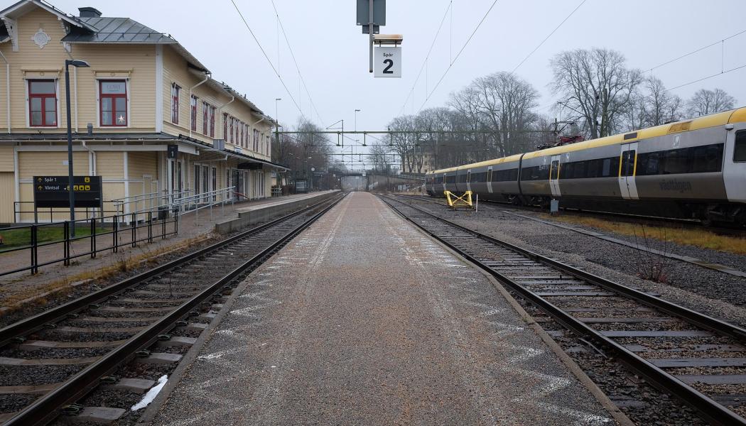 Perrong och spår, Vänersborgs järnvägsstation 2017. Foto: Johan Jönsson (Julle)/Wikimedia Commons/https://commons.wikimedia.org/wiki/File:Sp%C3%A5r_och_perronger,_stationen_i_V%C3%A4nersborg.jpg