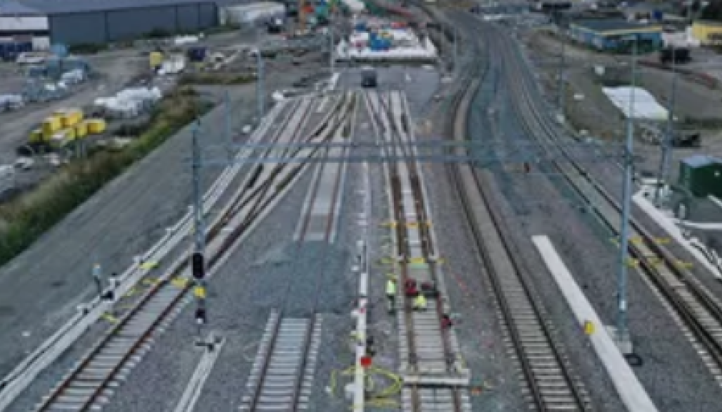 Trafikverket kommer att arbeta dygnet runt järnvägen genom Varberg med spårbyten samt signal- och kontaktledningar. Foto: Trafikverket