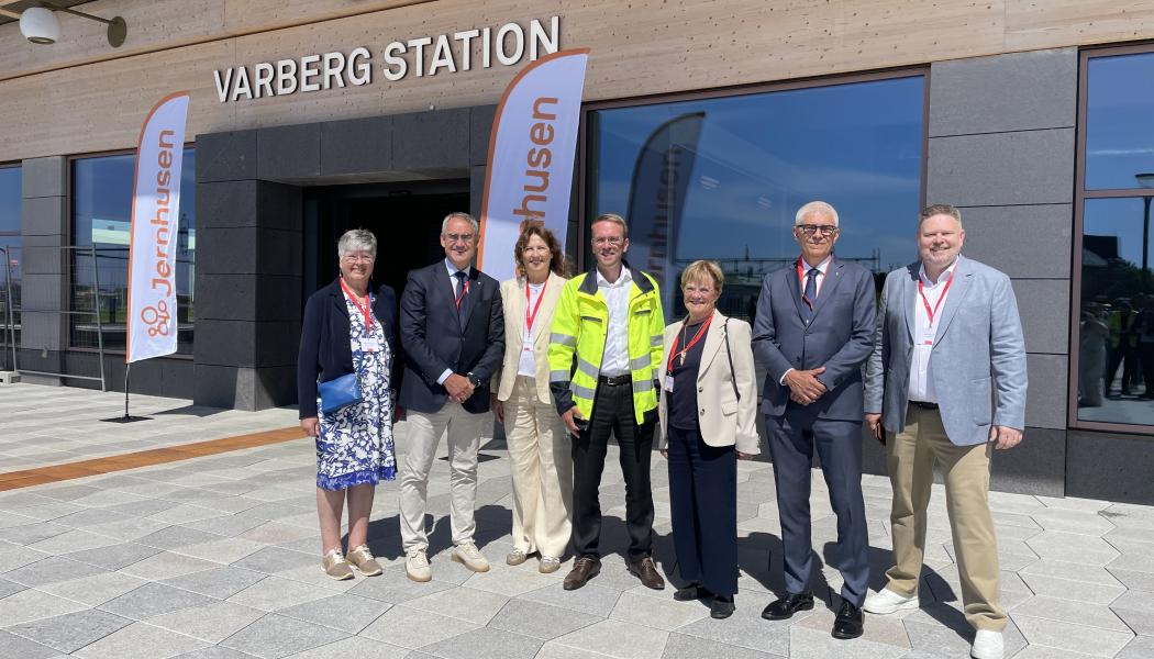 Helene Andersson, ordförande tillväxtutskottet, region Halland, Roberto Maiorana, gd Trafikverket, Biljana Perhsson, vd Jernhusen, Anderas Carlson, infrastruktur- och bostadsminister, Ann-Charlotte Stenkil, Kommunstyrelsens ordförande Varberg, Anders Thornberg Landshövding Halland, Per Ankersjö, moderator. Fotograf: Jernhusen