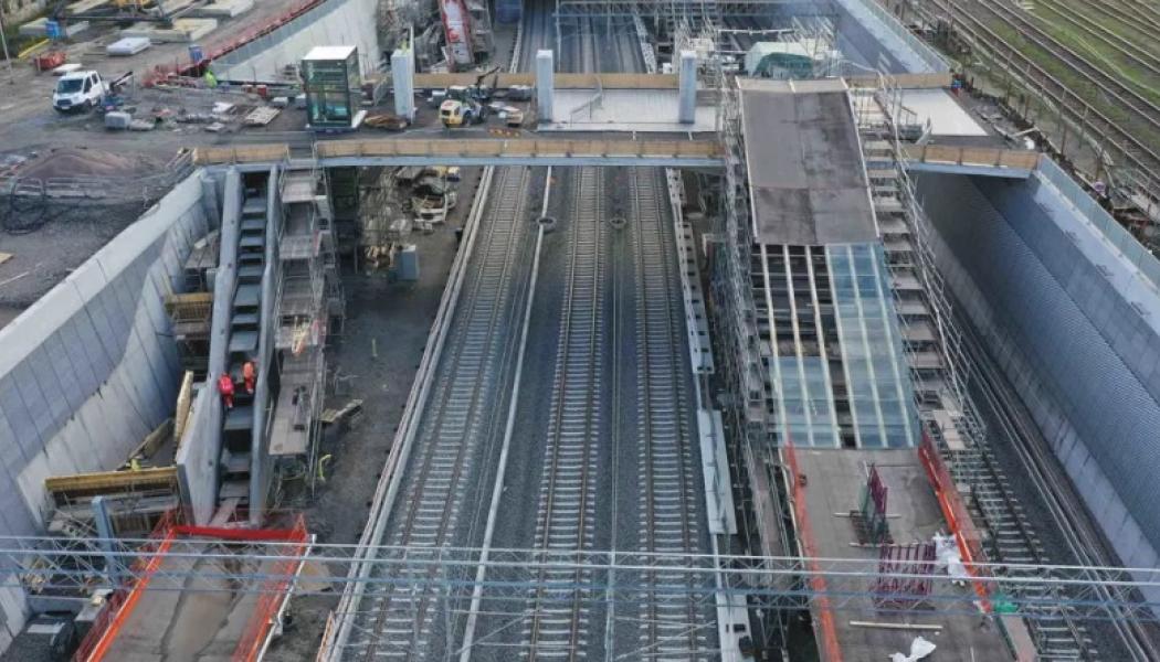 Stationsområdet tar form. Spår läggs, plattformar, trappor, rulltrappor och hissar byggs. Gång- och cykelbron slutförs.
Foto: Implenia Sverige AB