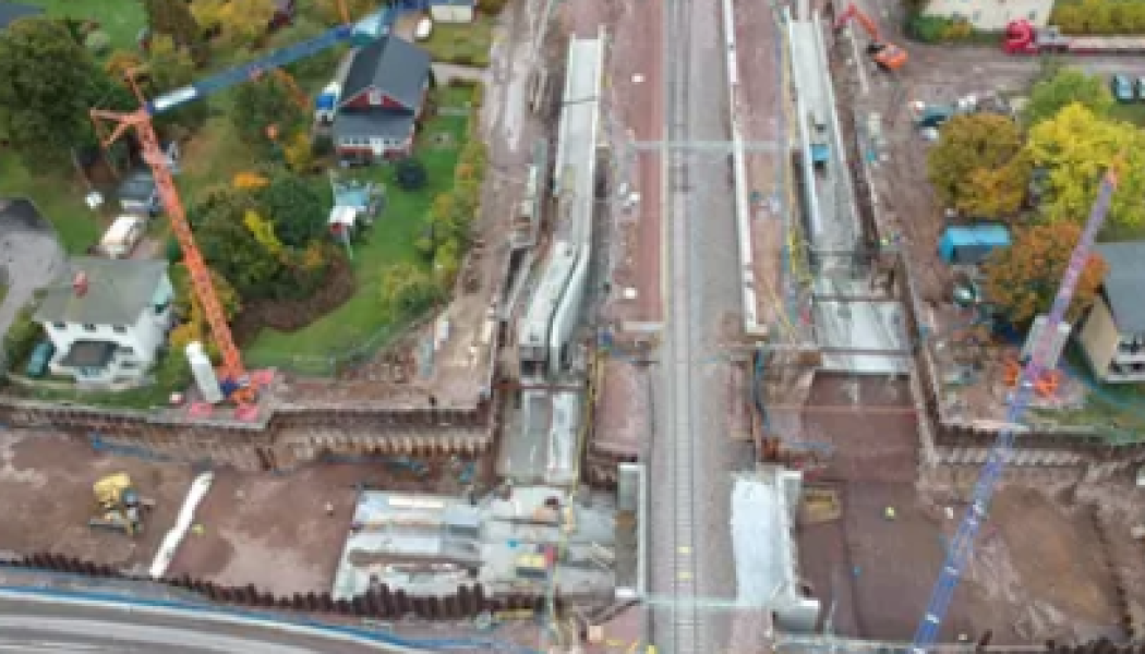 Genom att bygga ett så kallat partiellt dubbelspår i Väse blir det möjligt för tre tåg att mötas på stationsområdet. Foto: Trafikverket