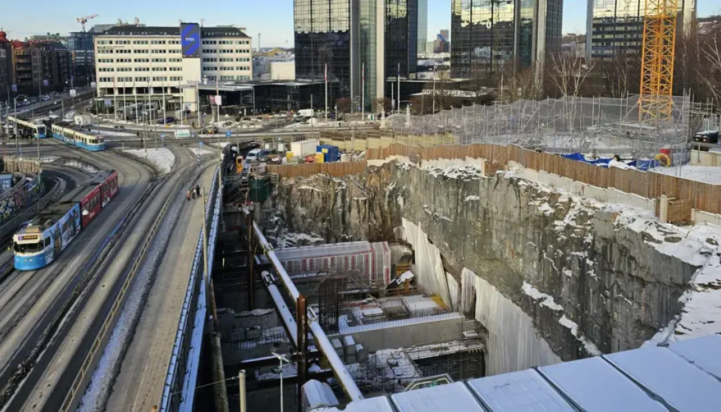 Byggarbeten för Västlänken vid Korsvägen i Göteborg, där den framtida underjordiska stationen byggs intill spårvagnstrafiken. Foto: Trafikverket
