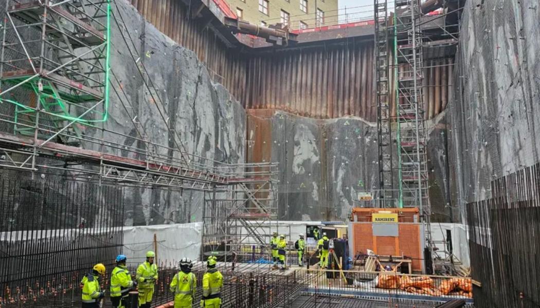Nu pågår betongarbeten med bottenplattan. Tidigare har schaktnings- och sprängningsarbeten nått ett djup på cirka 20 meter. Foto: Trafikverket