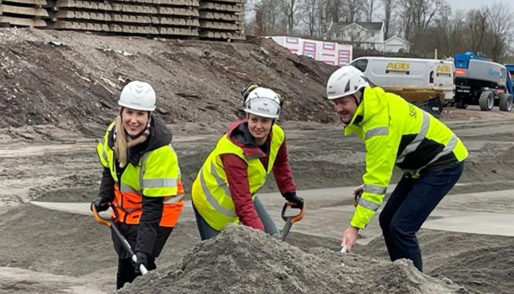 Ann-Christine Sommer, projektledare Västtrafik, Emma Johansson, projektledare Intea och Christer Larsson, regionschef Serneke tog första spadtaget vid Falköpings depå. Foto: Intea