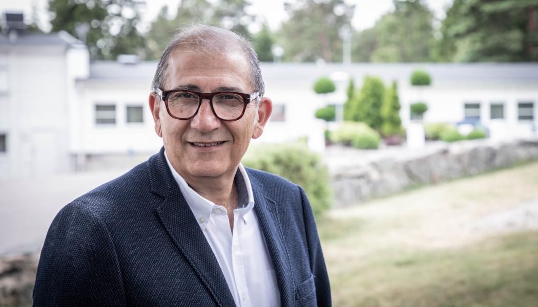 Bijan Zainali, Västtrafiks styrelseordförande, meddelar att Västtrafik tagit första steget på resan mot nya spårvagnar i Göteborg. Foto: Eddie Löthman