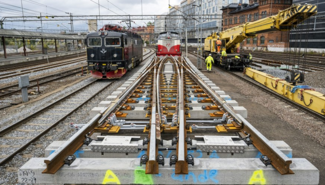 Med en totalvikt på 56 ton är den nya standardväxeln Sveriges tyngsta dubbla korsningsväxel. Foto: Vossloh