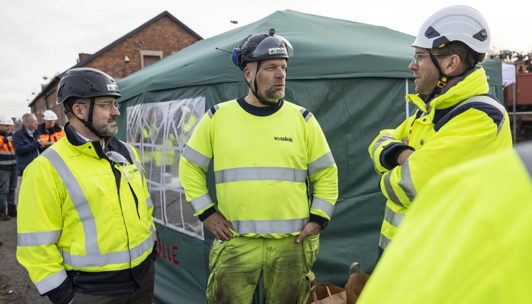 Infrastruktur- och bostadsminister Andreas Carlsson (till höger) i samspråk med Bertrand Gryspeert (till vänster) som är vd för Vossloh i Sverige och Fredrik Johansson (mitten) som är projektledare för Prefab och installation på Vossloh.
FOTO: Kasper Dudzik