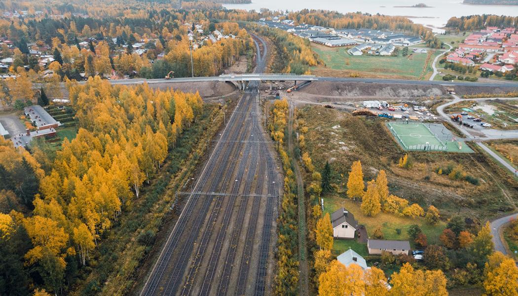 För att hantera Finlands befintliga reparationsskuld och möta behoven i den  växande gröna omställningen, understryker näringslivsorganisationerna vikten av snabba reparationer och samtidigt säkerställa långsiktig utveckling och underhåll av väg- och järnvägsnätet. Foto: Väylävirasto