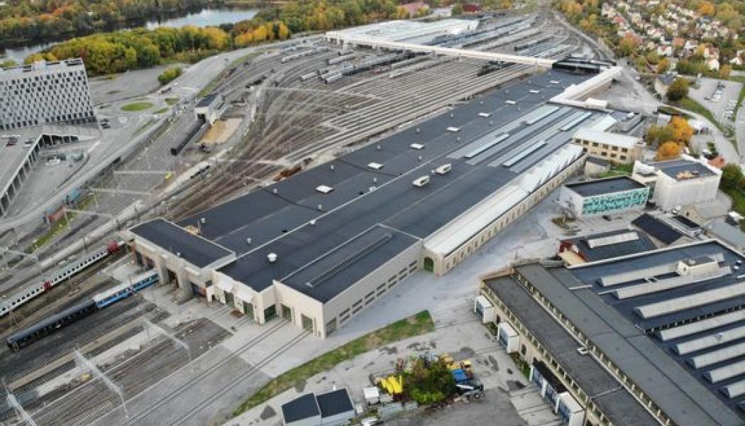 Verkstadsspåret som Mälardalstrafik hyr ligger i den nyrenoverade Gamla vagnhallen i Hagalunds depå norr om Stockholm. Illustration: Tengbom