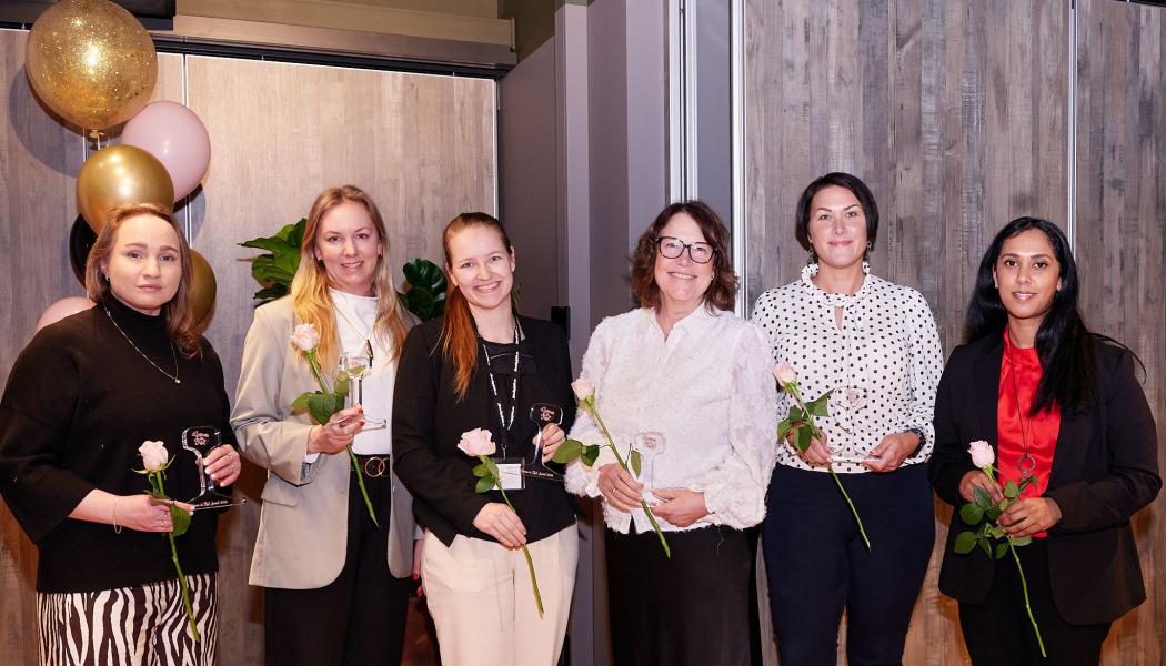 Vinnarna av Women in Rail Awards 2026: R&I in Railway Award – Sara Ålbrink, Försvarsmakten Mentoring and Leadership Award – Patrizia Wallén, Trafikverket, mottogs av Camilla Granholm Next generation in Rail Award – Femhoppet, mottogs av Annette Wolff Women Empowerment Award – SJ, mottogs av Monica Höglind Visibility & Representation Award – Järnvägskvinnor, mottogs av Mia Magnusson och Elina Kabir Foto: Tågföretagen