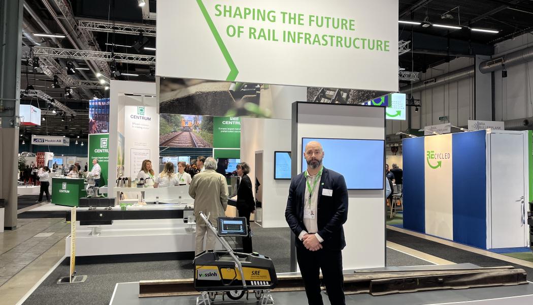 Jonas Ivenäs, Marknadschef, och vice vd på Vossloh Rail Services Scandinavia AB, berättade om företagets nya produkter på järnvägsmässan Train & Rail.