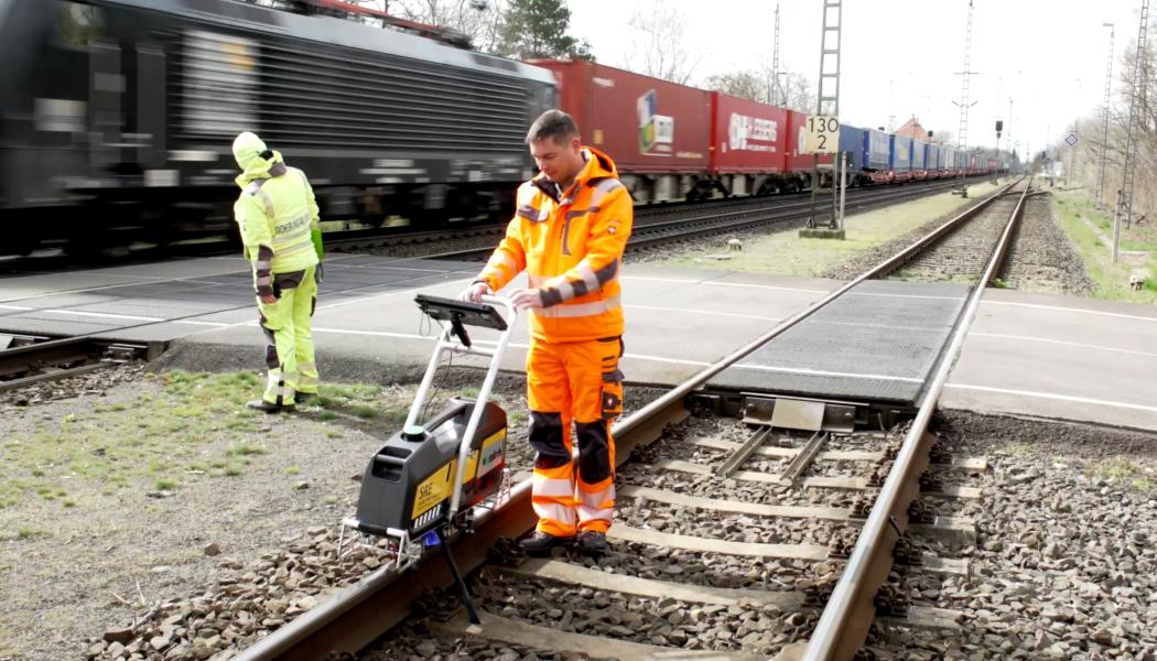SoniQ Rail Explorer ute i spår. Foto: Vossloh