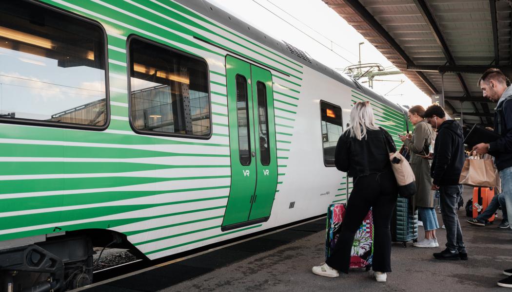 Passagerare stiger på VR:s gröna tåg. Foto: Pressbild VR