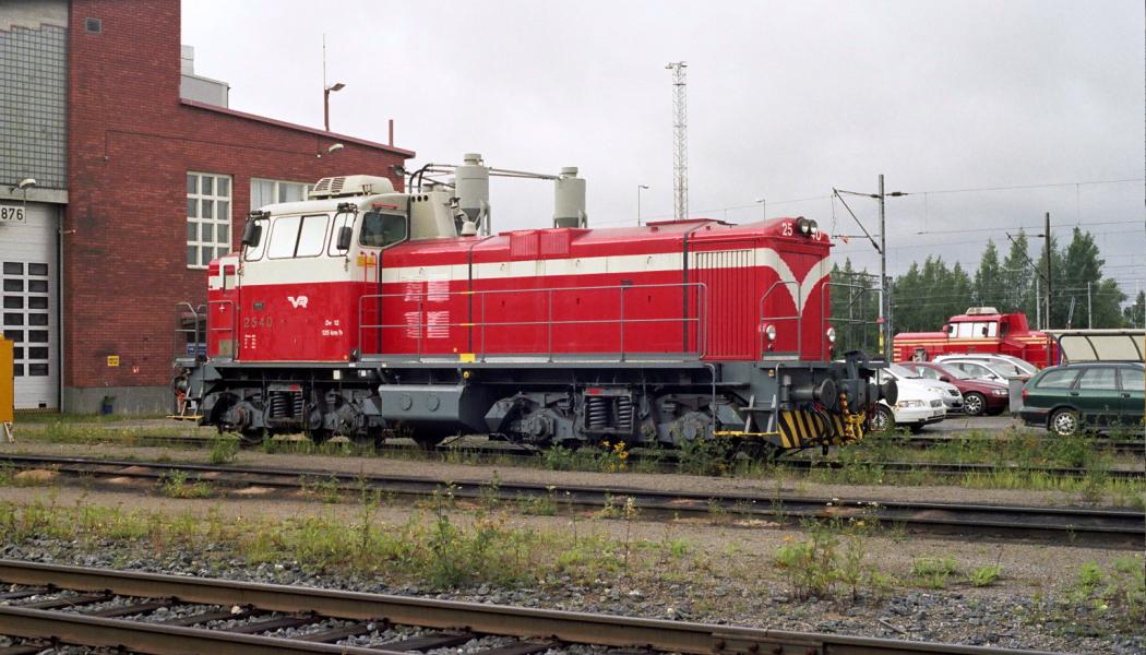 Begagnade godsvagnar och diesellok från VR har sålts till andra järnvägsföretag efter en uppmärksammad auktion. Tre diesellok av typen Dr16 och nio av typen Dv12 (Foto) bytte ägare. Totalt erbjöds 58 lok i auktionen, men endast en del av dem fick köpare. Foto: VR.