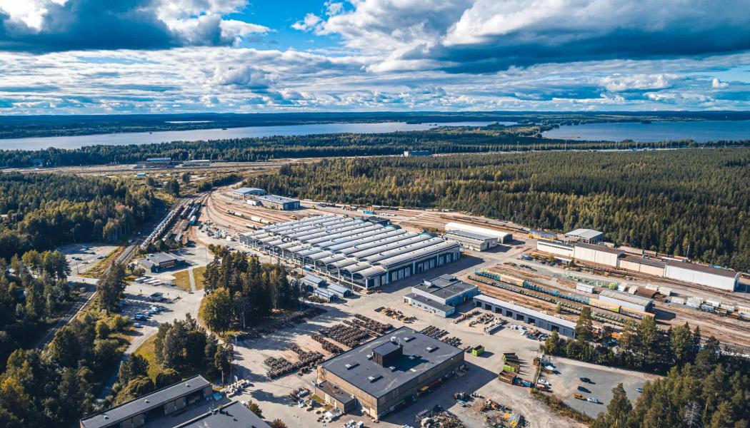 VR FleetCares serviceverkstad i finländska staden Pieksämäki med depån i bakgrunden.
Foto: Wikipedia Common Lic. Kredit: Taru Heinonen – eget verk