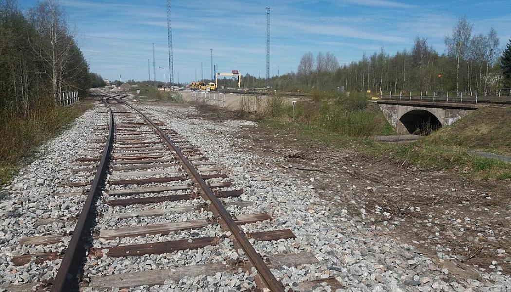 Vy från den södra änden av järnvägens godsbangård i Torneå i Finland. Foto: Mikko J. Putkonen (Methem)/Wikimedia Commons/https://commons.wikimedia.org/wiki/File:Tornio_railway_freight_yard_20240526_001.jpg