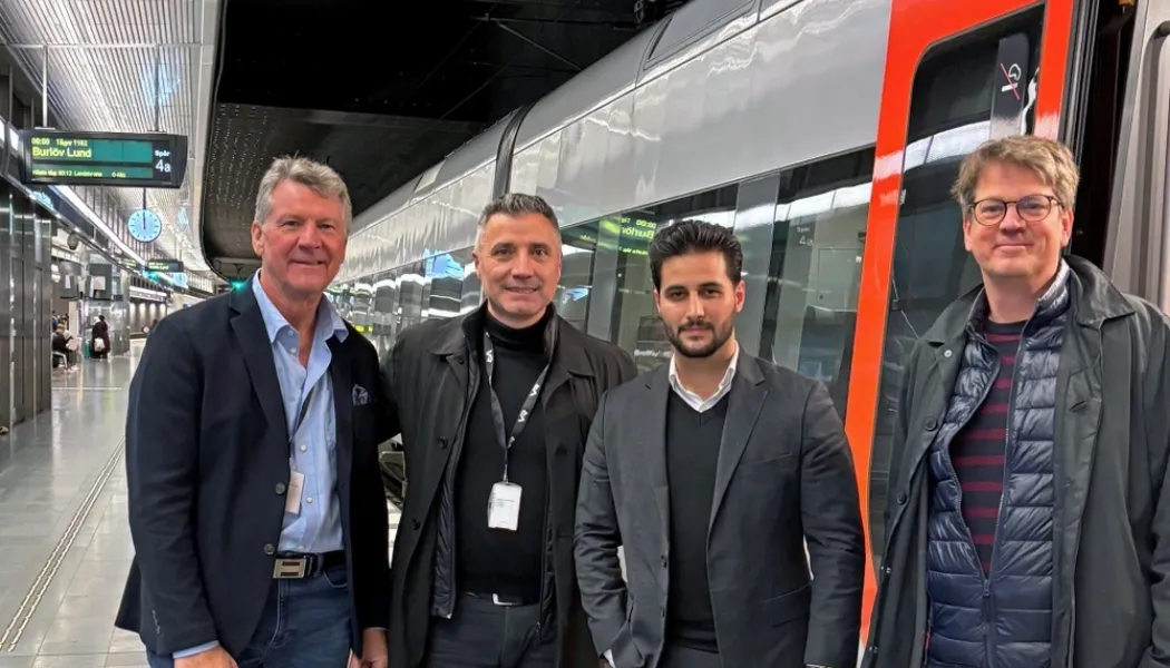 Peter Larsson, enhetschef, Ilir Cakolli, affärsområdeschef, Faeiq Ataei, tågvärd och Johan Oscarsson, vd, vid VR:s trafikstart av Öresundståg den 14 december 2025. Foto: VR