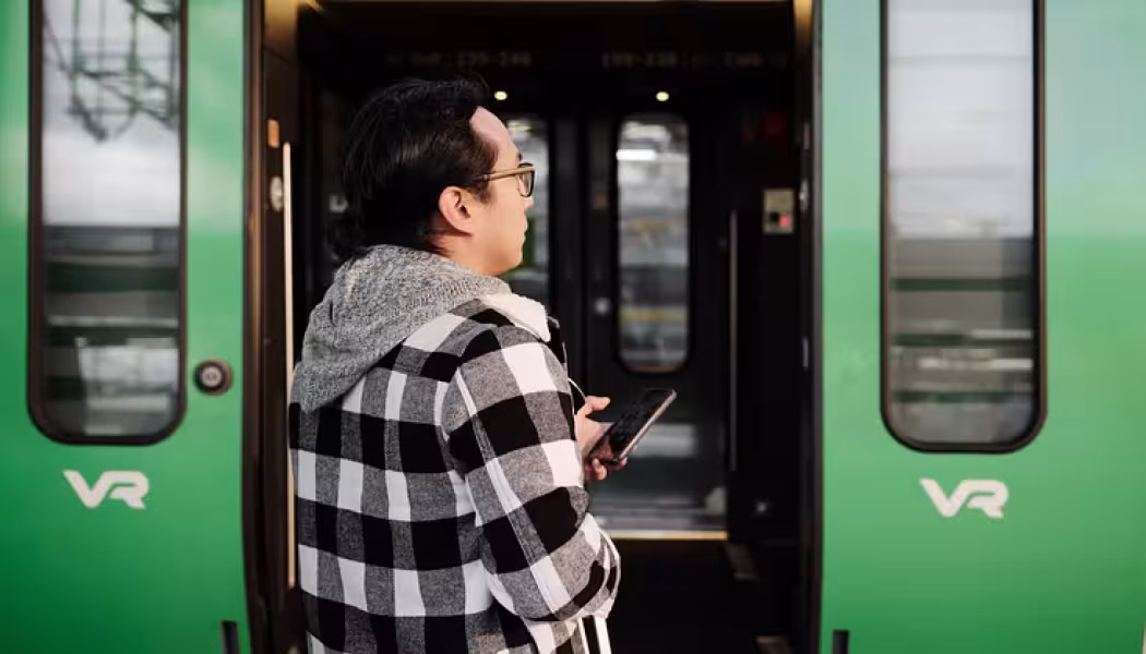 En förklaring är att tågtrafiken mellan Stockholm och Göteborg påverkas mindre av banarbeten i år jämfört med sommaren 2025. Pressbild: VR