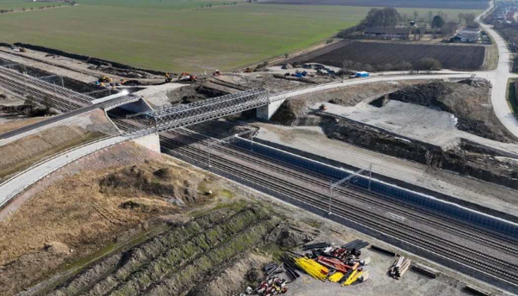 Bron är cirka 60 meter lång och väger drygt 200 ton. Foto: Trafikverket