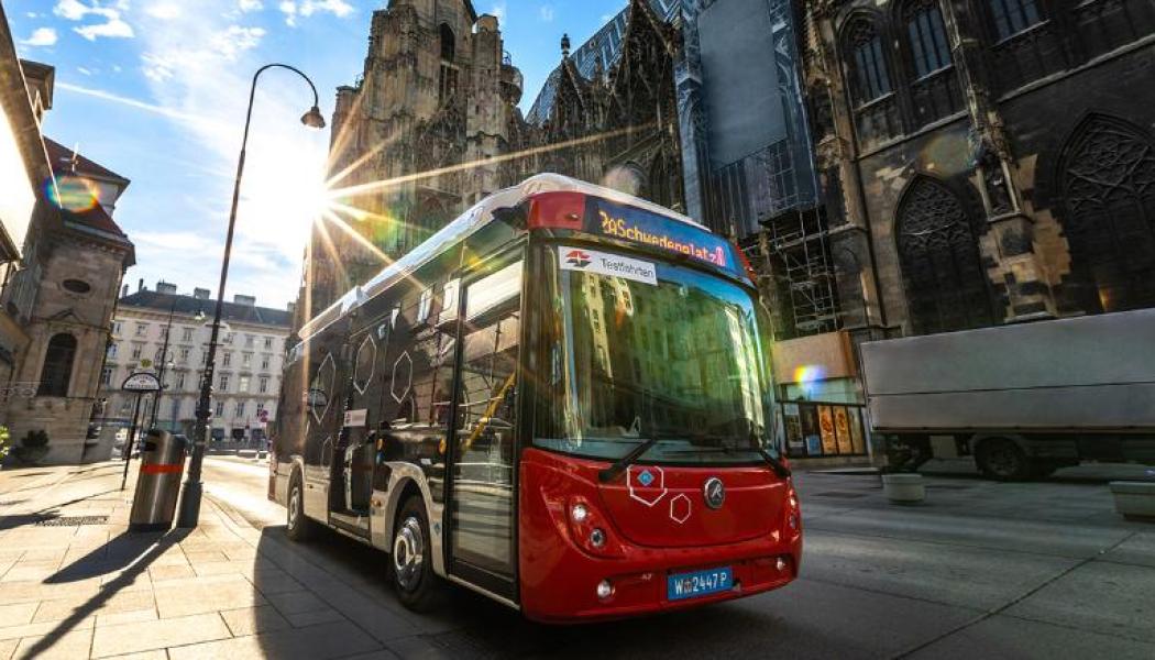 Batteri-vätgasbuss från Rampini i testdrift framför Stephansdomen i Wien. Den slutgiltiga färg-layouten kommer att skilja sig från denna. Foto: Wiener Linien. Kredit: Robert Peres