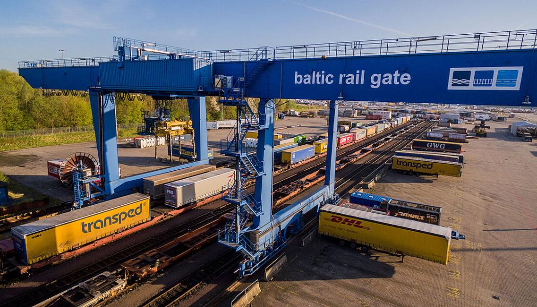 Besvikelse bland anhängarna av Rail Baltica. Kostnaderna skenar, tidsplanen är överspelad – men kriget i Ukraina ger det historiska projektet med en europeisk nord-sydlig järnvägsförbindelse genom Baltikum ny fart. Foto: Kombiverkehr AG