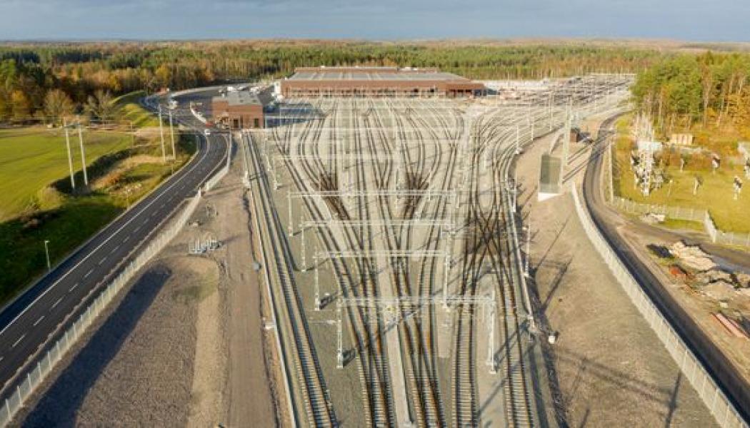 I Kärråkra utanför skånska Hässleholm ligger Sveriges modernaste verkstadsdepå för tåg. Vossloh har bland annat levererat växlar och ett så kallat MYA-system, Modular Yard Automation, som automatiskt lägger om till rätt rutt in och ut ur depån. Foto: Kasper Dudzik/Vossloh