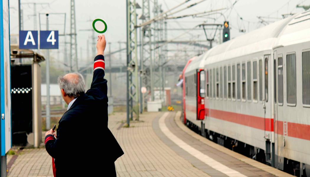 Lokföraren för en av Deutsche Bahns InterCity-tåg erhåller avgångssignalen vid Saalfeld (Saale) station. Foto: Wikipedia Common,Kredit: indigenous