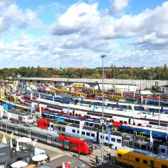 I slutet av september 2024 samlades tusental besökare från hela världen vid drygt 110 spårbundna fordon på Berlinmässans utomhusareal i samband med årets internationella järnvågs- och transportmässa InnoTrans. 
Foto: Messe Berlin.