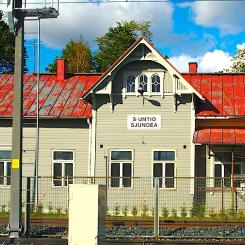 Sjundeå järnvägsstation är en järnvägsstation på Kustbanan Åbo-Helsingfors i den nyländska staden Sjundeå. Huvudstadsregionens närtrafiks Y-tåg stannar vid stationen. Stationsbyggnaden byggdes 1898-99 efter ritningar av den finländske arkitekten Bruno F. Granholm. Numera fungerar byggnaden som kafé och som bostad. Avståndet från Kyrkslätts järnvägsstation är 21,7 kilometer och från Ingå järnvägsstation 19,3 kilometer. Foto: Creative Commons; kredit: Vitaly Repin