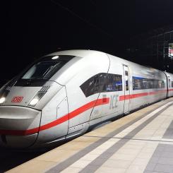 Nu står även snabbtågen still. Bilden visar ett ICE 4-tåg från Deutsche Bahn (klass 412) på Berlins centralstation. Foto: Wikipedia Common, kredit: Andre_de
