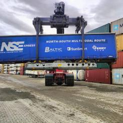 LTG Cargo och järnvägsoperatören Ukrzaliznytsia (UZ), i samarbete med NSExpress, testade en ny lasttransportväg Kaunas - Kiev. Ospecificerat antal påhängsvagnar fördes till Kaunas intermodala terminal från hamnen i Klaipėda. Foto: LTG Cargo
