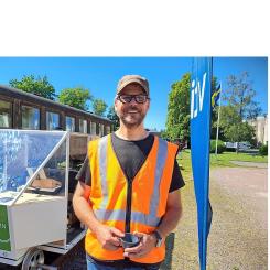 Nu kör vi. Projektledaren och VTI-forskaren Tomas Rosberg strax innan fältförsöken i Vadstena drog igång. Foto: Mikael Sönne