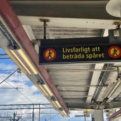 "Förbjudet beträda spåret" . Foto: Stina Wickenberg