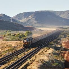 Australiska gruvföretaget RIO Tintos autono-ma tåg består av tre lokomotiv, och kan trans-portera 28000 ton järnmalm från gruvorna till hamnen i Cape Lambert. Foto: Rio Tinto