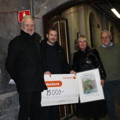 Niklas Jonsson, Sparbanksstiftelsen Dalarna till vänster och Alexandra Bennström, Swedbank delade ut stipendium till representanter för Museiföreningen Gefle-Dala Jernväg. Foto: Sparbanksstiftelsen Dalarna