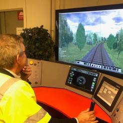 Utbildning i lokförarsimulator. ”Trafikverket bör få i uppdrag att fortsatt driva Järnvägscollege, och eventuellt sprida modellen till fler branscher”, skriver Trafikverket.
FOTO: Johan Lindahl/MYH