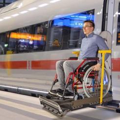 En rörlig ramp för resenärer med nedsatt funktionshinder som lämnar ett tyskt ICE-tåg. Foto: Företaget Palfinger