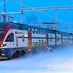 Stadlers schweiziska dubbeldäckare Dosto på väg i alplandet vid stationen i Affretikon. Foto: Wikipedia,  kredit, David Gubler