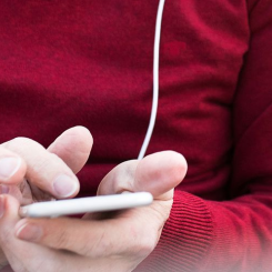 Informationen i appen uppdateras samtidigt som skyltarna på stationen vid eventuella avvikelser som förseningar eller spårändringar. Foto: Mostphotos