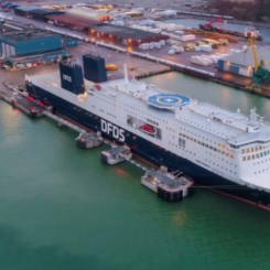 Nya färjan Aura Seaways gör sitt första anlöp i Karlshamns hamn med gods och passagerare. Foto: Karlshamns hamn