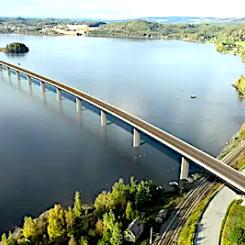 Innan arbetet kan återupptas här vid bron i Tangen måste Bane Nor visa att utsläppen inte innebär någon fara för människor eller miljön. Foto: Bane NOR