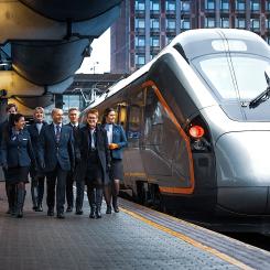 En extern finansiell rådgivare har rekommenderat fusionen mellan Vy och Flytoget, och betonar att sammanslagningen kommer att ge bättre tjänster för resenärerna och samtidigt stärka statens tillgångar. Planen är att använda kapaciteten som Flytoget i dag nyttjar för att stärka Vy:s tågtrafik i hela Østlandet. Foto: Flytoget