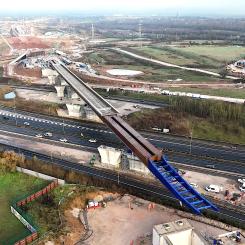 Det 4 600 ton tunga brodäcket sköts över motorvägen M6 utan att trafiken behövde stoppas. Foto: Höghastighetsprojektet H2