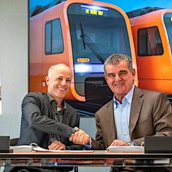 RBS:s VD Fabian Schmid (vänster) och Stadler-Rail:s förvaltningschef Peter Spuhler. Foto: rbs