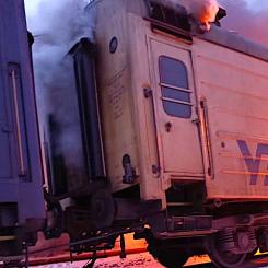 Ukrainskt passagerartåg brinner efter ryskt luftangrepp. Foto: Ukrainska järnvägsbolaget Укрзалізниця (Ukralitznya)