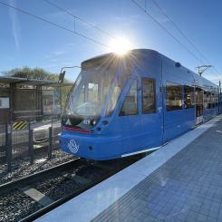 Modellen A32, som är något större än de ordinarie vagnarna, sätts nu in i trafiken. Foto: Qpwoeizmxnr/Wikimedia Commons/https://commons.wikimedia.org/wiki/File:A32_sp%C3%A5rvagn_2023_06.jpg