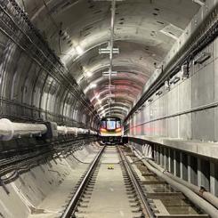 Det nya systemet är utformat för tät trafik med förarlösa tåg och syftar till att förbättra tillgängligheten mellan bostadsområden, arbetsplatser och viktiga transportnoder. Projektet har dock präglats av förseningar och etappvis idrifttagning, där olika delar av nätet öppnats vid olika tidpunkter. Foto: Alstom